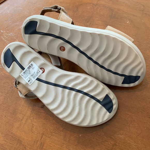 Sandal - 5.5M has a mark on strap, 9.5M, 9M, 7W - Picture 4 of 12